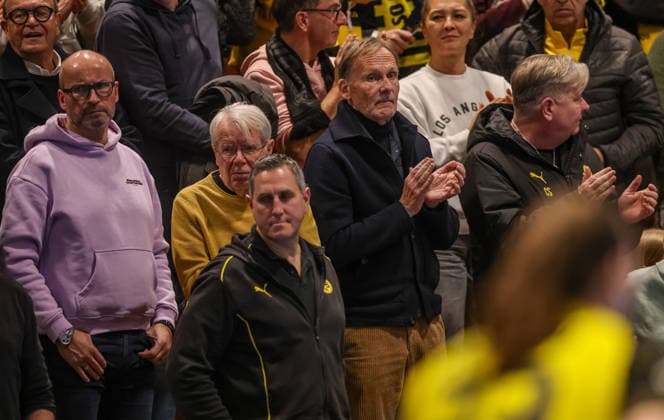 GER, Dortmund, Borussia Dortmund vs HSG Bensheim Auerbach Flames, Alsco Handball Bundesliga Frauen, Handball, DHB, Spielzeit 2025 2026, Sporthalle Wellinghofen, 15 Spieltag im Bild Hans Joachim Akki Watzke beim BVB Handball, mit Reinhard Rauball DFB DFL REGULATIONS PROHIBIT ANY USE OF PHOTOGRAPHS AS IMAGE SEQUENCES AND OR QUASI VIDEO, 31 01 2026 Copyright: HMBxMedia HendrikxHamelau