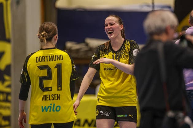 GER, Dortmund, Borussia Dortmund vs HSG Bensheim Auerbach Flames, Alsco Handball Bundesliga Frauen, Handball, DHB, Spielzeit 2025 2026, Sporthalle Wellinghofen, 15 Spieltag im Bild v l Kaja Kampf Nielsen Borussia Dortmund 21 , Alieke van Maurik Borussia Dortmund Handball 14 , joy and emotions after the victory, jubilation, DFB DFL REGULATIONS PROHIBIT ANY USE OF PHOTOGRAPHS AS IMAGE SEQUENCES AND OR QUASI VIDEO, 31 01 2026 Copyright: HMBxMedia HendrikxHamelau