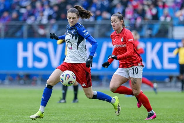from left Lotta Wrede Hamburger SV, HSV, 32 and Selina Vobian SC Freiburg, 10 in a duel, dynamic, action, game scene, THE DFB GUIDELINES PROHIBIT ANY USE OF PHOTOGRAPHS AS IMAGE SEQUENCES AND OR QUASI VIDEO DFB REGULATIONS PROHIBIT ANY USE OF PHOTOGRAPHS AS IMAGE SEQUENCES AND OR QUASI VIDEO , 01 02 2026, , Football, Google Pixel Women Bundesliga, Hamburger SV SC Freiburg xobx