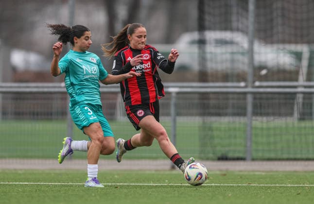 GER, Frankfurt, Eintracht Frankfurt II vs VfR Warbeyen, 2 Womens Bundesliga, Football, DFB, Season 2025 2026, Stadion am Bretanobad, 15 Matchday in picture f l Ebla Gouriye VfR Warbeyen 3 , Jana Theijs Eintracht Frankfurt II 2 DFB DFL REGULATIONS PROHIBIT ANY USE OF PHOTOGRAPHS AS IMAGE SEQUENCES AND OR QUASI VIDEO, 01 02 2026 Copyright: HMBxMedia HendrikxHamelau