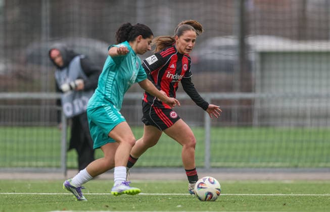 GER, Frankfurt, Eintracht Frankfurt II vs VfR Warbeyen, 2 Womens Bundesliga, Football, DFB, Season 2025 2026, Stadion am Bretanobad, 15 Matchday in picture f l Ebla Gouriye VfR Warbeyen 3 , Jana Theijs Eintracht Frankfurt II 2 DFB DFL REGULATIONS PROHIBIT ANY USE OF PHOTOGRAPHS AS IMAGE SEQUENCES AND OR QUASI VIDEO, 01 02 2026 Copyright: HMBxMedia HendrikxHamelau