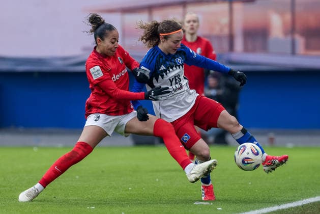 from left Nicole Ojukwu SC Freiburg, 6 and Melanie Brunnthaler Hamburger SV, HSV, 11 in a duel, dynamic, action, action, game scene, THE DFB GUIDELINES PROHIBIT ANY USE OF PHOTOGRAPHS AS IMAGE SEQUENCES AND OR QUASI VIDEO DFB REGULATIONS PROHIBIT ANY USE OF PHOTOGRAPHS AS IMAGE SEQUENCES AND OR QUASI VIDEO , 01 02 2026, , Football, Google Pixel Women Bundesliga, Hamburger SV SC Freiburg xobx
