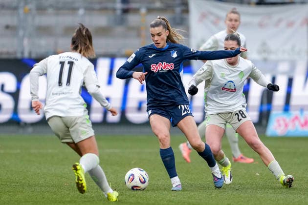v li Maja Sternad Werder, 11 , Selina Cerci TSG, 29 , Juliane Wirtz Werder, 28 , duel, duel scene, duel, tackle, tackling, dynamics, action, action, 01 02 2026, Sinsheim Hoffenheim Germany , Football, Google Pixel Women Bundesliga, TSG 1899 Hoffenheim SV Werder Bremen, DFB DFL REGULATIONS PROHIBIT ANY USE OF PHOTOGRAPHS AS IMAGE SEQUENCES AND OR QUASI VIDEO xozx