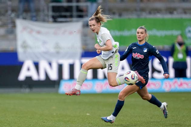 v li Michelle Weiß Weiss, Werder, 15 , Selina Cerci TSG, 29 , duel, duel, tackle, tackling, dynamics, action, action, 01 02 2026, Sinsheim Hoffenheim Germany , Football, Google Pixel Women Bundesliga, TSG 1899 Hoffenheim SV Werder Bremen, DFB DFL REGULATIONS PROHIBIT ANY USE OF PHOTOGRAPHS AS IMAGE SEQUENCES AND OR QUASI VIDEO xozx