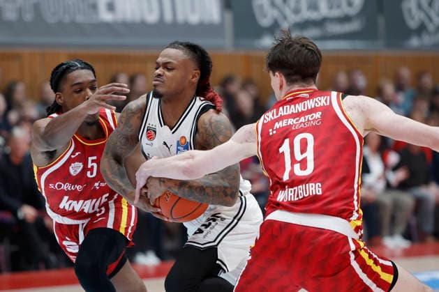 f l n r Marcus Carr Fitness First Wuerzburg Baskets, 5 , Cobe Williams Bamberg Baskets, 24 and Christian Skladanowski Fitness First Wuerzburg Baskets, 19 , 01 02 2026, Basketball, BBL, Fitness First Wuerzburg Baskets vs BMA365 Bamberg Baskets, GER, Wuerzburg, Tectake Arena Copyright: HMBxMedia xHeikoxBecker