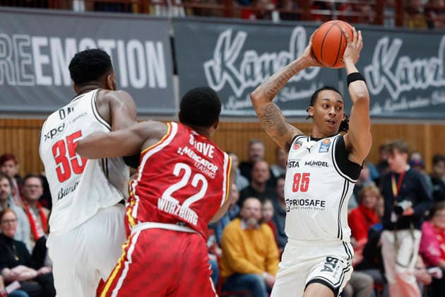 f l n r Ejiofor Onu Bamberg Baskets,11 , Johnathan Stove Fitness First Wuerzburg Baskets, 22 and Austin Matthew Crowley Bamberg Baskets, 85 01 02 2026, Basketball, BBL, Fitness First Wuerzburg Baskets vs BMA365 Bamberg Baskets, GER, Wuerzburg, Tectake Arena Copyright: HMBxMedia xHeikoxBecker