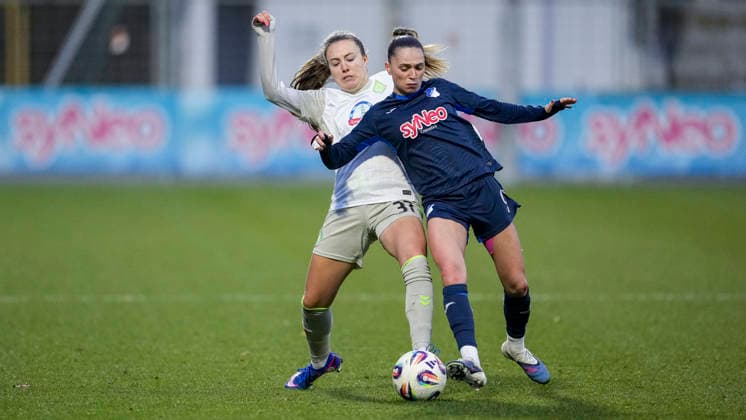 v li Mara Alber Werder, 37 , Jill Janssens TSG, 9 , duel, duel, tackle, tackling, dynamics, action, action, 01 02 2026, Sinsheim Hoffenheim Germany , Football, Google Pixel Women Bundesliga, TSG 1899 Hoffenheim SV Werder Bremen, DFB DFL REGULATIONS PROHIBIT ANY USE OF PHOTOGRAPHS AS IMAGE SEQUENCES AND OR QUASI VIDEO xozx