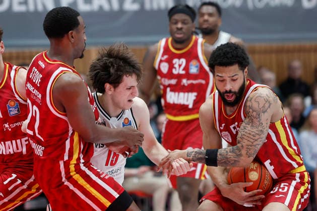 from left to right Johnathan Stove Fitness First Wuerzburg Baskets, 22 , Adrian Petkovic Bamberg Baskets, 15 and David Muenkat Fitness First Wuerzburg Baskets, 55 , 01 02 2026, Basketball, BBL, Fitness First Wuerzburg Baskets vs BMA365 Bamberg Baskets, GER, Wuerzburg, Tectake Arena Copyright: HMBxMedia xHeikoxBecker