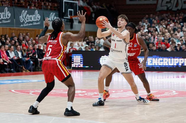 f l n r Marcus Carr Fitness First Wuerzburg Baskets, 5 , Zachary Ensminger Bamberg Baskets, 1 and Charles Thompson Fitness First Wuerzburg Baskets, 32 , 01 02 2026, Basketball, BBL, Fitness First Wuerzburg Baskets vs BMA365 Bamberg Baskets, GER, Wuerzburg, Tectake Arena Copyright: HMBxMedia xHeikoxBecker