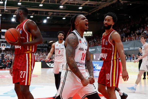 f l n r Eddy Edigin Fitness First Wuerzburg Baskets, 27 , Cobe Williams Bamberg Baskets, 24 and Davion Mintz Fitness First Wuerzburg Baskets, 10 , 01 02 2026, Basketball, BBL, Fitness First Wuerzburg Baskets vs BMA365 Bamberg Baskets, GER, Wuerzburg, Tectake Arena Copyright: HMBxMedia xHeikoxBecker