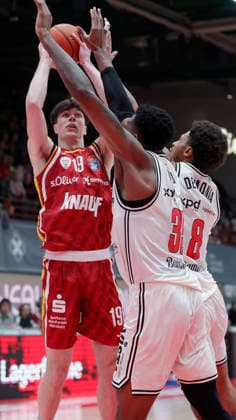 In the picture from left Christian Skladanowski Wuerzburg Baskets, 19 against Ejiofor Onu Bamberg Baskets, 35 and Demarcus Marquette Demonia Bamberg Baskets, 8 01 02 2026, Fitness First Wuerzburg Baskets vs BMA 365 Bamberg Baskets, easyCredit BBL, Matchday 18, Germany, 97072, tectake Arena Wuerzburg, Copyright: HMBxMedia xJulienxBecker