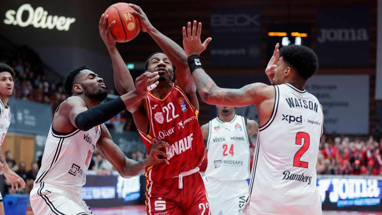 In the picture from left Ejiofor Onu Bamberg Baskets, 35 , Johnathan Stove Wuerzburg Baskets, 22 and Ibi Watson Bamberg Baskets, 2 01 02 2026, Fitness First Wuerzburg Baskets vs BMA 365 Bamberg Baskets, easyCredit BBL, Matchday 18, Germany, 97072, tectake Arena Wuerzburg, Copyright: HMBxMedia xJulienxBecker