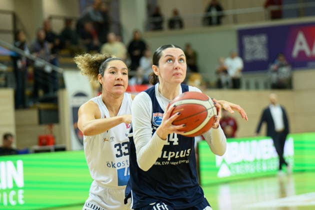 Summah Evans Freiburg, 33 , Katelyn Shumate Lions, 14 , Syntainics MBC vs Eisvoegel USC Freiburg, Women, Basketball, 1 Bundesliga, DBBL, Main Round, 17 Matchday, Season 2025 26, 01 02 2026 Halle SWH Arena Sachsen Anhalt Germany