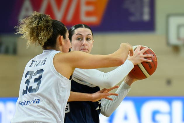 Summah Evans Freiburg, 33 , Katelyn Shumate Lions, 14 , Syntainics MBC vs Eisvoegel USC Freiburg, Women, Basketball, 1 Bundesliga, DBBL, Main Round, 17 Matchday, Season 2025 26, 01 02 2026 Halle SWH Arena Sachsen Anhalt Germany