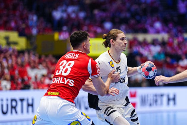 Mads Hoxer Denmark, 38 , Juri Knorr Germany, 15 DEN, Denmark vs Germany, Handball, EHF European Championship 2026, Final, 01 02 2026 DEN, Denmark vs Germany, Handball, EHF European Championship 2026, Final, 01 02 2026 Herning Copyright: xEibner-Pressefoto MarcelxvonxFehrnx EP_MFN