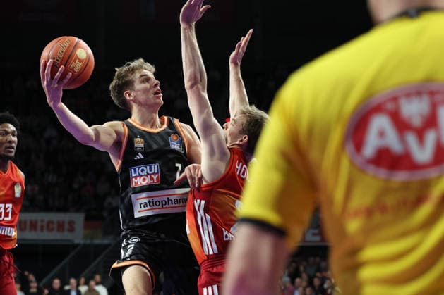 Tobias Jensen ratiopharm Ulm, 07 with Justuz Hollatz FC Bayern Basketball, 21 , GER, FC Bayern Basketball vs ratiopharm Ulm, Basketball, easycredit Basketball Bundesliga, Matchday 18, Season 2025 2026, 01 02 2026, GER, FC Bayern Basketball vs ratiopharm Ulm, Basketball, easycredit Basketball Bundesliga, Matchday 18, Season 2025 2026, 01 02 2026 Munich Copyright: xEibner-Pressefoto JennixMaulx EP_JML