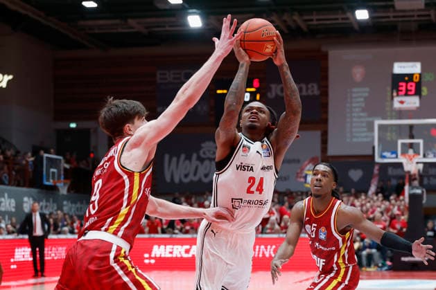 from left to right Christian Skladanowski Fitness First Wuerzburg Baskets, 19 , Cobe Williams Bamberg Baskets, 24 and Marcus Carr Fitness First Wuerzburg Baskets, 5 01 02 2026, Basketball, BBL, Fitness First Wuerzburg Baskets vs BMA365 Bamberg Baskets, GER, Wuerzburg, Tectake Arena Copyright: HMBxMedia xHeikoxBecker