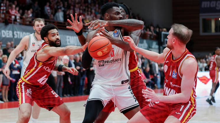 In the picture from left David Muenkat Wuerzburg Baskets, 55 , Ejiofor Onu Bamberg Baskets, 35 , Charles Thompson Wuerzburg Baskets, 32 and Lukas Herzog Wuerzburg Baskets, 1 01 02 2026, Fitness First Wuerzburg Baskets vs BMA365 Bamberg Baskets, easyCredit BBL, Matchday 18, Germany, 97072, tectake Arena Wuerzburg, Copyright: HMBxMedia xJulienxBecker