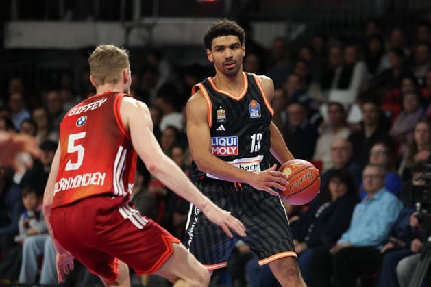 Mark Smith ratiopharm Ulm, 13 with Niels Giffey FC Bayern Basketball, 05 , GER, FC Bayern Basketball vs ratiopharm Ulm, Basketball, easycredit Basketball Bundesliga, Matchday 18, Season 2025 2026, 01 02 2026, GER, FC Bayern Basketball vs ratiopharm Ulm, Basketball, easycredit Basketball Bundesliga, Matchday 18, Season 2025 2026, 01 02 2026 Munich Copyright: xEibner-Pressefoto JennixMaulx EP_JML