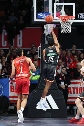 Justin Simon ratiopharm Ulm, 15 at the basket with Oscar da Silva FC Bayern Basketball, 01 , GER, FC Bayern Basketball vs ratiopharm Ulm, Basketball, easycredit Basketball Bundesliga, Matchday 18, Season 2025 2026, 01 02 2026, GER, FC Bayern Basketball vs ratiopharm Ulm, Basketball, easycredit Basketball Bundesliga, Matchday 18, Season 2025 2026, 01 02 2026 Munich Copyright: xEibner-Pressefoto JennixMaulx EP_JML