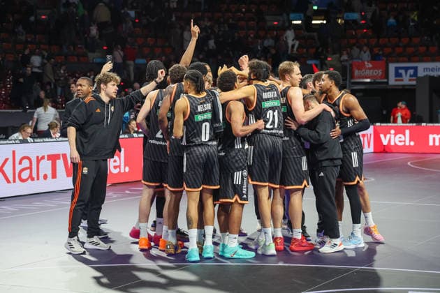 Ulm team circle after the game, GER, FC Bayern Basketball vs ratiopharm Ulm, Basketball, easycredit Basketball Bundesliga, Matchday 18, Season 2025 2026, 01 02 2026, GER, FC Bayern Basketball vs ratiopharm Ulm, Basketball, easycredit Basketball Bundesliga, Matchday 18, Season 2025 2026, 01 02 2026 Muenchen Copyright: xEibner-Pressefoto JennixMaulx EP_JML
