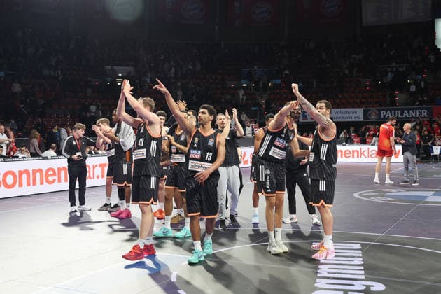 The players of ratiopharm Ulm celebrate the victory and celebrate with their fans, GER, FC Bayern Basketball vs ratiopharm Ulm, Basketball, easycredit Basketball Bundesliga, Matchday 18, Season 2025 2026, 01 02 2026, GER, FC Bayern Basketball vs ratiopharm Ulm, Basketball, easycredit Basketball Bundesliga, Matchday 18, Season 2025 2026, 01 02 2026 Munich Copyright: xEibner-Pressefoto JennixMaulx EP_JML
