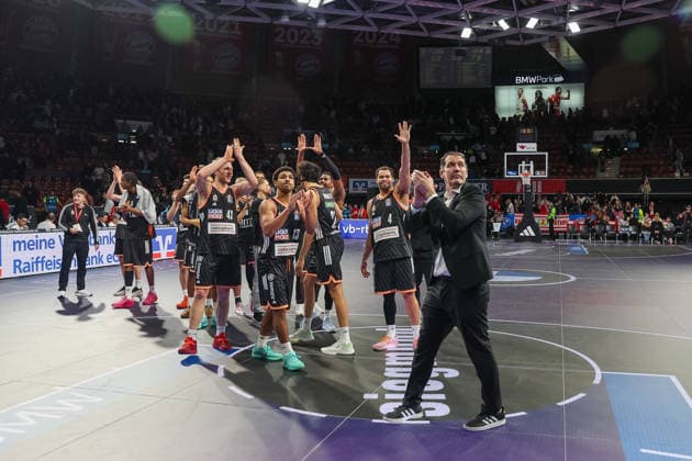 The players of ratiopharm Ulm celebrate the victory and celebrate with their fans, with Ty Harrelson ratiopharm Ulm, Head Coach , GER, FC Bayern Basketball vs ratiopharm Ulm, Basketball, easycredit Basketball Bundesliga, Matchday 18, Season 2025 2026, 01 02 2026, GER, FC Bayern Basketball vs ratiopharm Ulm, Basketball, easycredit Basketball Bundesliga, Matchday 18, Season 2025 2026, 01 02 2026 Muenchen Copyright: xEibner-Pressefoto JennixMaulx EP_JML