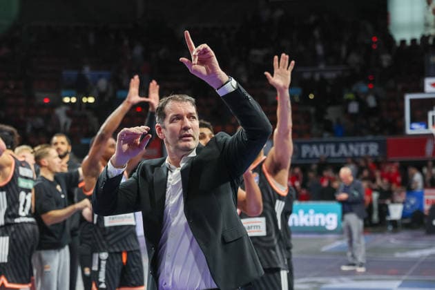 The players of ratiopharm Ulm celebrate the victory and celebrate with their fans, with Ty Harrelson ratiopharm Ulm, Head Coach , GER, FC Bayern Basketball vs ratiopharm Ulm, Basketball, easycredit Basketball Bundesliga, Matchday 18, Season 2025 2026, 01 02 2026, GER, FC Bayern Basketball vs ratiopharm Ulm, Basketball, easycredit Basketball Bundesliga, Matchday 18, Season 2025 2026, 01 02 2026 Muenchen Copyright: xEibner-Pressefoto JennixMaulx EP_JML