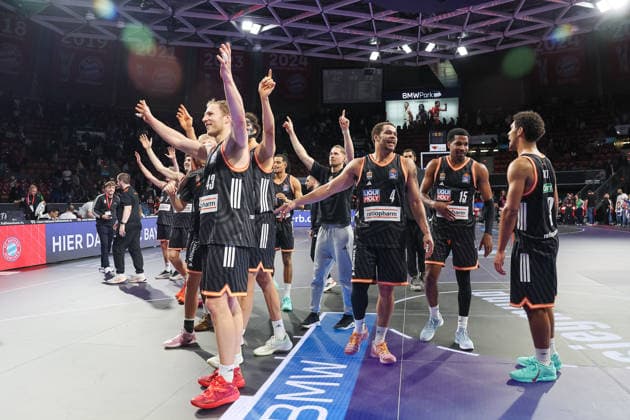 The players of ratiopharm Ulm celebrate the victory and celebrate with their fans, GER, FC Bayern Basketball vs ratiopharm Ulm, Basketball, easycredit Basketball Bundesliga, Matchday 18, Season 2025 2026, 01 02 2026, GER, FC Bayern Basketball vs ratiopharm Ulm, Basketball, easycredit Basketball Bundesliga, Matchday 18, Season 2025 2026, 01 02 2026 Munich Copyright: xEibner-Pressefoto JennixMaulx EP_JML