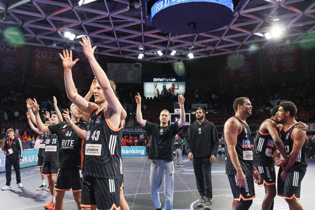 The players of ratiopharm Ulm celebrate the victory and celebrate with their fans, GER, FC Bayern Basketball vs ratiopharm Ulm, Basketball, easycredit Basketball Bundesliga, Matchday 18, Season 2025 2026, 01 02 2026, GER, FC Bayern Basketball vs ratiopharm Ulm, Basketball, easycredit Basketball Bundesliga, Matchday 18, Season 2025 2026, 01 02 2026 Munich Copyright: xEibner-Pressefoto JennixMaulx EP_JML