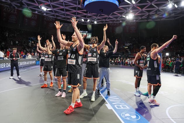 The players of ratiopharm Ulm celebrate the victory and celebrate with their fans, GER, FC Bayern Basketball vs ratiopharm Ulm, Basketball, easycredit Basketball Bundesliga, Matchday 18, Season 2025 2026, 01 02 2026, GER, FC Bayern Basketball vs ratiopharm Ulm, Basketball, easycredit Basketball Bundesliga, Matchday 18, Season 2025 2026, 01 02 2026 Munich Copyright: xEibner-Pressefoto JennixMaulx EP_JML