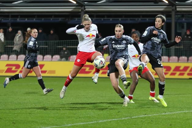 Google Pixel Womens Bundesliga, RB Leipzig Eintracht Frankfurt 01 02 2026 Marleen Schimmer 14, RB Leipzig with huge goal chance, against Jella Veit 25, Eintracht Frankfurt and Sara Doorsoun 23, Eintracht Frankfurt Soccer, Google Pixel Womens Bundesliga, Season 2025 2026, Matchday 16 RB Leipzig vs SG Eintracht Frankfurt on 01 02 2026, Training Center Cottaweg, Leipzig DFB REGULATIONS PROHIBIT ANY USE OF PHOTOGRAPHS AS IMAGE SEQUENCES AND OR QUASI VIDEO Copyright: xBEAUTIFULxSPORTS JanxKaeferx