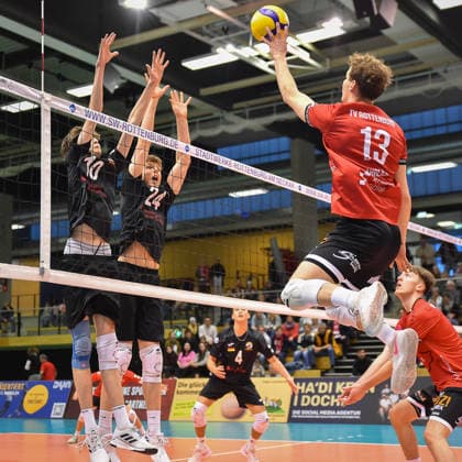 in attack Luca Wahrlich TV Rottenburg, 13 tries a lob, in block Jakob Alexander Baerwinkel VC Juniors Frankfurt, 10 , Ben Thieltges VC Juniors Frankfurt, 24 TV Rottenburg vs VC Juniors Frankfurt, Volleyball, 2 Bundesliga Sued, 17 Matchday, Match 5676, Season 2025 2026, 01 02 2026, TV Rottenburg vs VC Juniors Frankfurt, Volleyball, 2 Bundesliga Sued, 17 Matchday, Match 5676, Season 2025 2026, 01 02 2026 Rottenburg Copyright: xEibner-Pressefoto RalphxKunzex EP_RKE