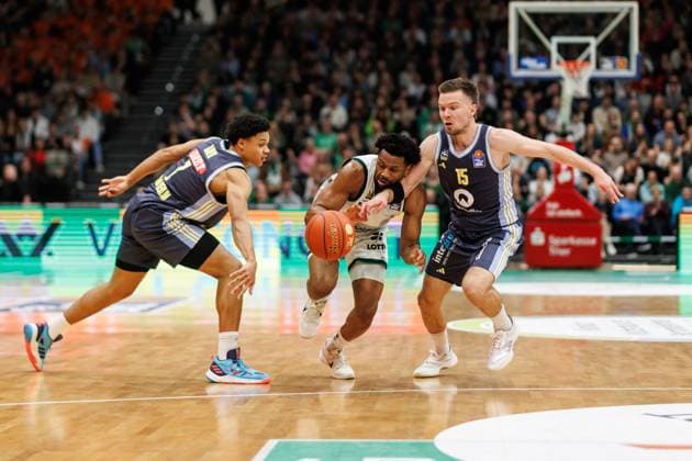 Dexter Akanno Gladiators Trier in a duel with Martin Hermannsson Alba Berlin and Jack Kayil Alba Berlin , Vet Concept Gladiators Trier vs Alba Berlin, Basketball, easyCredit BBL, Matchday 18, Season 2025 2026, 02 02 2026 Vet Concept Gladiators Trier vs Alba Berlin, Basketball, easyCredit BBL, Matchday 18, Season 2025 2026, 02 02 2026 Copyright: xEibner-Pressefoto AlexanderxNeisx EP_ANS