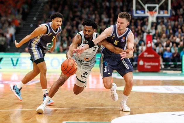 Dexter Akanno Gladiators Trier in a duel with Martin Hermannsson Alba Berlin and Jack Kayil Alba Berlin , Vet Concept Gladiators Trier vs Alba Berlin, Basketball, easyCredit BBL, Matchday 18, Season 2025 2026, 02 02 2026 Vet Concept Gladiators Trier vs Alba Berlin, Basketball, easyCredit BBL, Matchday 18, Season 2025 2026, 02 02 2026 Copyright: xEibner-Pressefoto AlexanderxNeisx EP_ANS