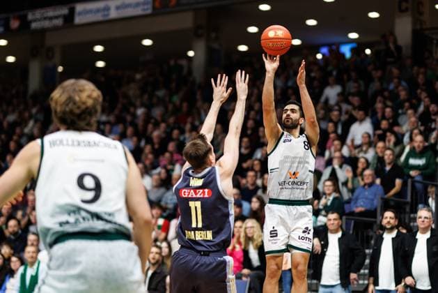 Behnam Yakhchali Gladiators Trier in duel with Moses Wood Alba Berlin , Vet Concept Gladiators Trier vs Alba Berlin, Basketball, easyCredit BBL, Matchday 18, Season 2025 2026, 02 02 2026 Vet Concept Gladiators Trier vs Alba Berlin, Basketball, easyCredit BBL, Matchday 18, Season 2025 2026, 02 02 2026 Copyright: xEibner-Pressefoto AlexanderxNeisx EP_ANS