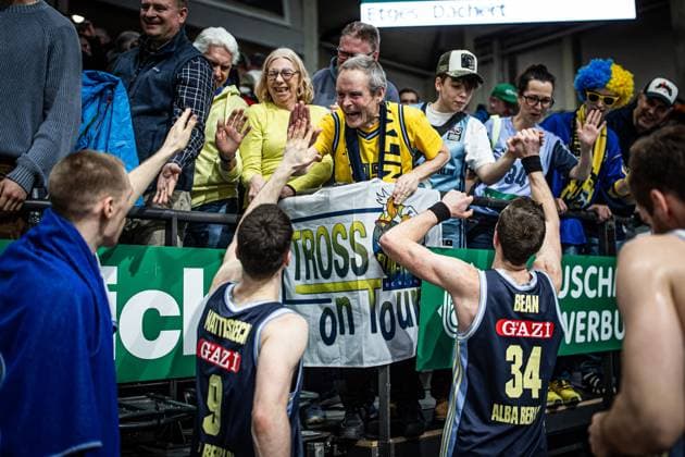 Jonas Mattisseck Alba Berlin and Justin Bean Alba Berlin celebrate with the fans, Vet Concept Gladiators Trier vs Alba Berlin, Basketball, easyCredit BBL, Matchday 18, Season 2025 2026, 02 02 2026 Vet Concept Gladiators Trier vs Alba Berlin, Basketball, easyCredit BBL, Matchday 18, Season 2025 2026, 02 02 2026 Copyright: xEibner-Pressefoto AlexanderxNeisx EP_ANS