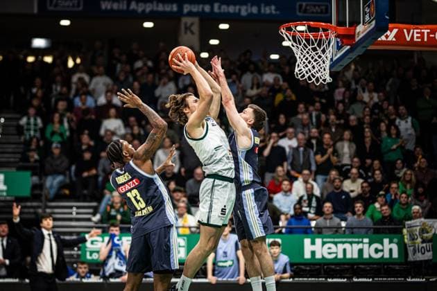 Marco Hollersbacher Gladiators Trier in a duel with J Wan Roberts Alba Berlin and Martynas Echodas Alba Berlin , Vet Concept Gladiators Trier vs Alba Berlin, Basketball, easyCredit BBL, Matchday 18, Season 2025 2026, 02 02 2026 Vet Concept Gladiators Trier vs Alba Berlin, Basketball, easyCredit BBL, Matchday 18, Season 2025 2026, 02 02 2026 Copyright: xEibner-Pressefoto AlexanderxNeisx EP_ANS