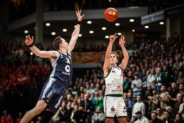 Steven Ashworth Gladiators Trier in duel with Justin Bean Alba Berlin , Vet Concept Gladiators Trier vs Alba Berlin, Basketball, easyCredit BBL, Matchday 18, Season 2025 2026, 02 02 2026 Vet Concept Gladiators Trier vs Alba Berlin, Basketball, easyCredit BBL, Matchday 18, Season 2025 2026, 02 02 2026 Copyright: xEibner-Pressefoto AlexanderxNeisx EP_ANS