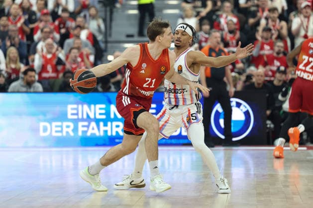 Justuz Hollatz FC Bayern Basketball, 21 with Justin Robinson Paris Basketball, 05 , GER, FC Bayern Basketball vs Paris Basketball, Basketball, Euroleague, Matchday 26, Season 2025 2026, 03 02 2026, GER, FC Bayern Basketball vs Paris Basketball, Basketball, Euroleague, Matchday 26, Season 2025 2026, 03 02 2026 Munich Copyright: xEibner-Pressefoto JennixMaulx EP_JML