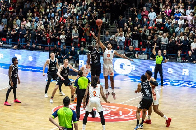 GER, BKT EuroCup, season 2025 2026, Niners Chemnitz Dolomiti Energia Trento 04 02 2026, Messe, Chemnitz, GER, BKT EuroCup, season 2025 2026, Niners Chemnitz Dolomiti Energia Trento Tipp off, Selom Mawugbe Tolomiti Energia Trento 21 , Roman Bedime Niners Chemnitz, 35 Foto Alexander Trienitz Chemnitz Messe Sachsen Germany