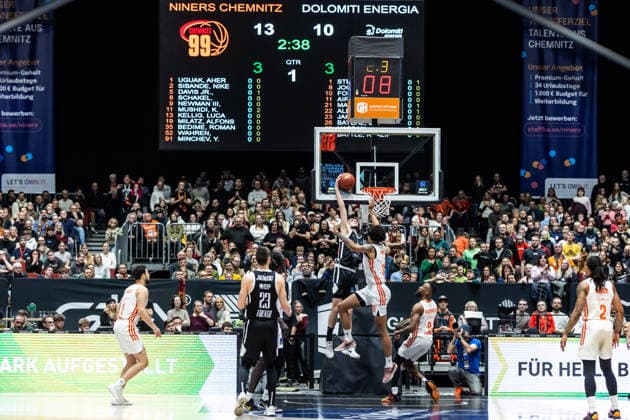 GER, BKT EuroCup, season 2025 2026, Niners Chemnitz Dolomiti Energia Trento 04 02 2026, Messe, Chemnitz, GER, BKT EuroCup, season 2025 2026, Niners Chemnitz Dolomiti Energia Trento Matas Jogela Tolomiti Energia Trento 8 , Roman Bedime Niners Chemnitz, 35 Foto Alexander Trienitz Chemnitz Messe Sachsen Germany