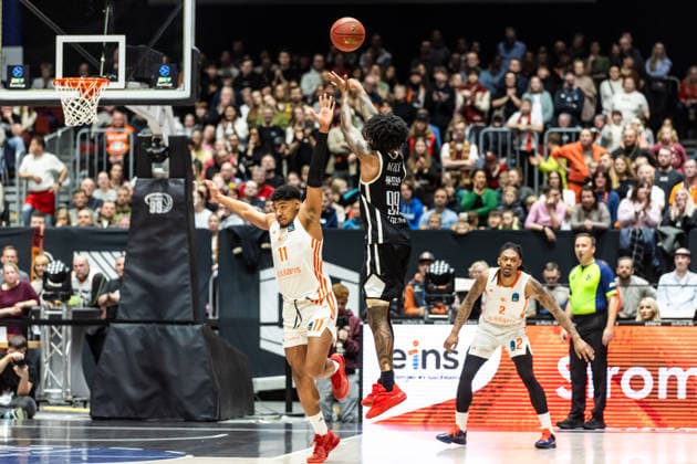 GER, BKT EuroCup, Season 2025 2026, Niners Chemnitz Dolomiti Energia Trento 04 02 2026, Messe, Chemnitz, GER, BKT EuroCup, Season 2025 2026, Niners Chemnitz Dolomiti Energia Trento Khalif Battle Tolomiti Energia Trento 99 , Kostja Mushidi Niners Chemnitz, 11 Photo Alexander Trienitz Chemnitz Messe Sachsen Germany