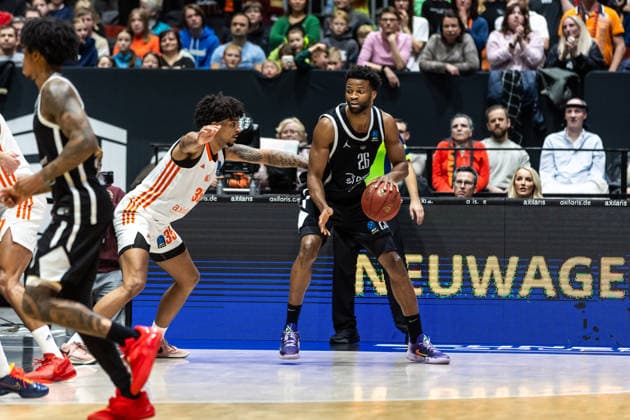 GER, BKT EuroCup, season 2025 2026, Niners Chemnitz Dolomiti Energia Trento 04 02 2026, Messe, Chemnitz, GER, BKT EuroCup, season 2025 2026, Niners Chemnitz Dolomiti Energia Trento Jordan Bayehe Tolomiti Energia Trento 26 , Roman Bedime Niners Chemnitz, 35 Photo Alexander Trienitz Chemnitz Messe Sachsen Germany