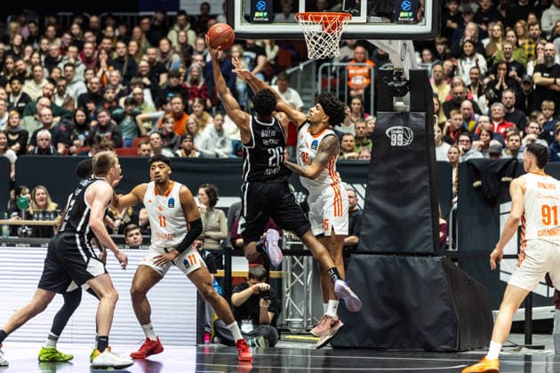 GER, BKT EuroCup, season 2025 2026, Niners Chemnitz Dolomiti Energia Trento 04 02 2026, Messe, Chemnitz, GER, BKT EuroCup, season 2025 2026, Niners Chemnitz Dolomiti Energia Trento Jordan Bayehe Tolomiti Energia Trento 26 , Roman Bedime Niners Chemnitz, 35 Photo Alexander Trienitz Chemnitz Messe Sachsen Germany