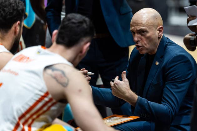 GER, BKT EuroCup, Season 2025 2026, Niners Chemnitz Dolomiti Energia Trento 04 02 2026, Messe, Chemnitz, GER, BKT EuroCup, Season 2025 2026, Niners Chemnitz Dolomiti Energia Trento Rodrigo Pastore Head Coach , Niners Chemnitz talks to his players Photo Alexander Trienitz Chemnitz Messe Sachsen Germany