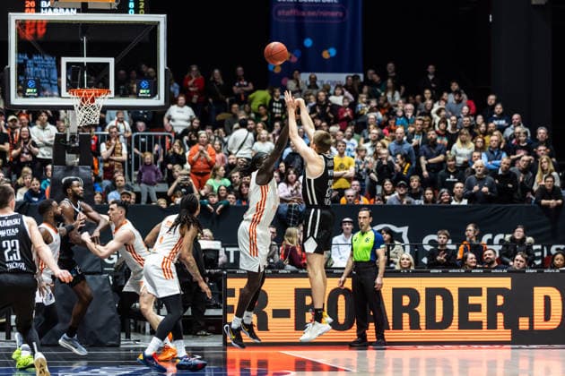 GER, BKT EuroCup, Season 2025 2026, Niners Chemnitz Dolomiti Energia Trento 04 02 2026, Messe, Chemnitz, GER, BKT EuroCup, Season 2025 2026, Niners Chemnitz Dolomiti Energia Trento Peyton Aldridge Tolomiti Energia Trento 22 , Aher Uguak Niners Chemnitz, 1 Photo Alexander Trienitz Chemnitz Messe Sachsen Germany