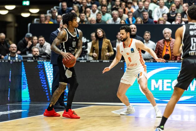 GER, BKT EuroCup, season 2025 2026, Niners Chemnitz Dolomiti Energia Trento 04 02 2026, Messe, Chemnitz, GER, BKT EuroCup, season 2025 2026, Niners Chemnitz Dolomiti Energia Trento Khalif Battle Tolomiti Energia Trento 99 , Jordan Schakel Niners Chemnitz, 8 Foto Alexander Trienitz Chemnitz Messe Sachsen Germany
