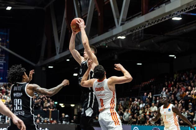 GER, BKT EuroCup, season 2025 2026, Niners Chemnitz Dolomiti Energia Trento 04 02 2026, Messe, Chemnitz, GER, BKT EuroCup, season 2025 2026, Niners Chemnitz Dolomiti Energia Trento Andrej Jakimovski Tolomiti Energia Trento 23 , Jordan Schakel Niners Chemnitz, 8 Photo Alexander Trienitz Chemnitz Messe Sachsen Germany