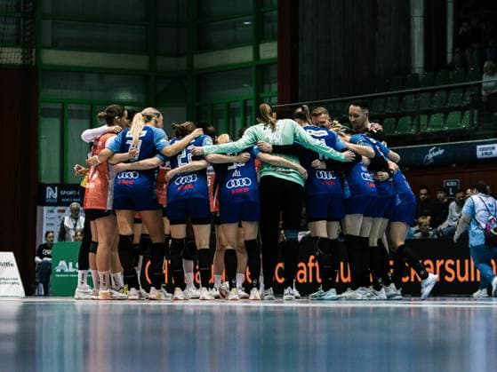 Scene with Angunn Gudmestad 7 Sport Union Neckarsulm , Johanna Fossum 12 Sport Union Neckarsulm , Alicia Soffel 13 Sport Union Neckarsulm , Kamila Kordovska 14 Sport Union Neckarsulm , Lynn Holtman 17 Sport Union Neckarsulm , Iva van der Linden 19 Sport Union Neckarsulm , Alessia Riner 21 Sport Union Neckarsulm , Meret Ossenkopp 22 Sport Union Neckarsulm , Munia Smits 23 Sport Union Neckarsulm , Lena Ivancok 29 Sport Union Neckarsulm , Merle Albers 39 Sport Union Neckarsulm , Lilli Holste 58 Sport Union Neckarsulm , Antje Döll 59 Sport Union Neckarsulm , Paulina Uscinowicz 78 Sport Union Neckarsulm , Laura Rüffieux 3 HSG Blomberg Lippe , Andrea Jacobsen 4 HSG Blomberg Lippe , Amber Verbraeken 5 HSG Blomberg Lippe , Diana Dögg Magnusdottir 7 HSG Blomberg Lippe , Nieke Kühne 9 HSG Blomberg Lippe , Maxi Mühlner 10 HSG Blomberg Lippe , Ona Vegue 14 HSG Blomberg Lippe , Carolin Jaron 15 HSG Blomberg Lippe , Nuria Bucher 21 HSG Blomberg Lippe , Judith Tietjen 22 HSG Blomberg Lippe , Marie Michalczik 24 HSG Blomberg Lippe , Malin Sandberg 28 HSG Blomberg Lippe , Alexia Hauf 31 HSG Blomberg Lippe , Elin Rosa Magnusdottir 33 HSG Blomberg Lippe and Farrelle Njinkeu 55 HSG Blomberg Lippe Discussion with Angunn Gudmestad 7 Sport Union Neckarsulm and Laura Rüffieux 3 HSG Blomberg Lippe Copyright: xspeedshotx